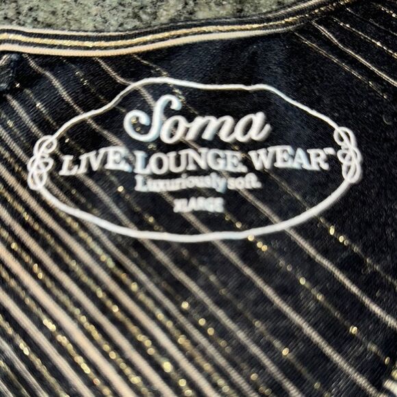 Soma Dark black & gold metallic  Chevron 3/4 Sleeve sharkbite  Top - Picture 5 of 8